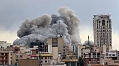 صورة أرشيفية - عمود من الدخان يتصاعد بعد غارة جوية في طهران
