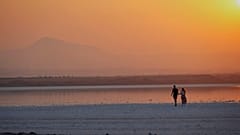 Ein Paar spaziert bei Sonnenuntergang am Salzsee nahe der südostzyprischen Küstenstadt Larnaka, aufgenommen am fünften September zweitausendzweiundzwanzig.