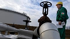 Ingenieur der Ungarischen Öl- und Gasgesellschaft (MOL) prüft den Empfangsbereich der Druschba-Ölpipeline südlich von Budapest, Ungarn, 9. Januar 2007.