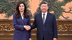 في هذه الصورة التي نشرتها وكالة أنباء شينخوا، يظهر الرئيس الصيني شي جين بينغ (يمين) وهو يصافح زعيم حزب الكومينتانغ (KMT) تشنغ لي وون في بكين