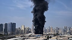 تصاعدت سحابة سوداء من الدخان من مستودع في المنطقة الصناعية بمدينة الشارقة في الإمارات العربية المتحدة، عقب ورود أنباء عن غارات إيرانية في دبي، الإمارات العربية المتحدة، الأحد 