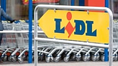 ARCHIV - Eine Kundin nimmt sich am 26. März 2008 vor einem Lidl Markt in Bremen einen Einkaufswagen