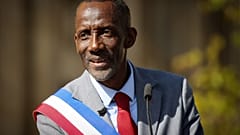 Bally Bagayoko, o novo presidente da Câmara de Saint-Denis, do partido de extrema-esquerda LFI, discursa no comício contra o racismo 