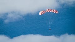Artemis I görevindeki Orion uzay aracı, Aralık 2022'de iniş bölgesine doğru havada süzülerek ilerliyor.