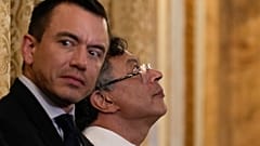 El presidente colombiano Gustavo Petro y el presidente ecuatoriano Daniel Noboa asisten a una ceremonia En el palacio presidencial de Ciudad de Panamá, 28 de enero de 2026. 