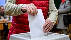 Ο πρώτος ψηφοφόρος ψηφίζει στις βουλευτικές εκλογές στο εκλογικό κέντρο που έχει στηθεί στο Ciszterci Szent István Gimnázium στο Székesfehérvár στις 12 Απριλίου 2026.