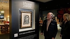 Menschen betrachten in Paris am Freitag, dem zehnten April 2026 Picassos Gemälde „Kopf einer Frau“ von 1941. Christie's versteigert es nächste Woche.