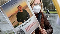 ΑΡΧΕΙΟ - Μια γυναίκα κρατάει μια φωτογραφία του Μπενζαμέν Μπριέρ κατά τη διάρκεια μιας συγκέντρωσης στο Παρίσι, Γαλλία, το Σάββατο 8 Ιανουαρίου 2022. 