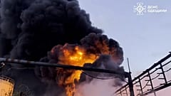 Feuer und schwarzer Rauch über Hafen und Energieanlagen von Odesa