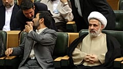 الرئيس الإيراني محمود أحمدي نجاد (أسفل اليسار) يتحدث مع كبير مستشاريه مجتبى سمره هاشمي، المعروف أيضاً باسم الشيخ نعيم قاسم. (صورة من وكالة أسوشييتد برس/حسن سربخشيان)