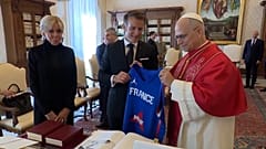 Papst, Präsident Macron und Brigitte Macron posieren gemeinsam im Vatikan.