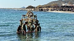 Ο Επιτάφιος στην θάλασσα στο Καστράκι της Νάξου
