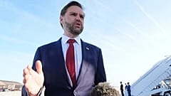Vizepräsident J.D. Vance spricht zur Presse, bevor er am Freitag, den 10. April 2026, an Bord der Air Force Two auf der Joint Base Andrews, Md. zum voraussichtlichen Abflug nach Pakistan zu Gesprächen über