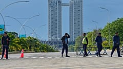 ضباط شرطة يقفون للحراسة عند نقطة تفتيش بالقرب من وزارة الخارجية الباكستانية لضمان الأمن قبل المفاوضات المحتملة بين الولايات المتحدة وإيران الخميس 9 أبريل 2026