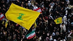 يلوح المتظاهرون بأعلام حزب الله وإيران خلال احتجاج ضد رئيس الوزراء اللبناني نواف سلام، أمام القصر الحكومي في بيروت، لبنان، الجمعة 10 أبريل/نيسان 2026. (صورة من وكالة أسوشيتد ب