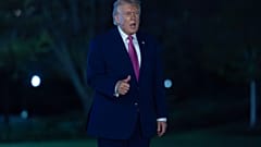 Donald Trump amerikai elnök miután megérkezett a washingtoni Fehér Házba 2026. április 10-én 