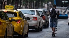 Elektromos rollerrel közlekedik egy férfi Budapesten, az Erzsébet körúton 2024. július 17-én - képünk illusztráció