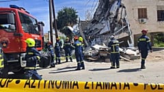 Feuerwehrleute vor einem eingestürzten Gebäude in Limassol