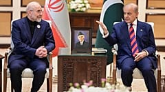 رئيس البرلمان الإيراني محمد باقر قاليباف ورئيس الوزراء الباكستاني شهباز شريف في إسلام آباد، باكستان، يوم السبت 11 أبريل/نيسان 2026.