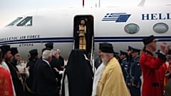 Tο κυβερνητικό αεροσκάφος που μεταφέρει το Άγιο Φως από τον Ιερό Ναό της Αναστάσεως των Ιεροσολύμων, προκειμένου να μεταφερθεί σε κάθε μέρος της ελληνικής επικράτειας, φτάνει 