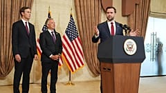  JD Vance, rechts, spricht während einer Pressekonferenz nach einem Treffen mit Vertretern aus Pakistan und dem Iran, während Jared Kushner, links, und Steve Witkoff, Sonderbeauftragter für Frieden 