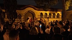 Πιστοί λαμβάνουν το Άγιο Φως στην Ανάσταση, στην Ιερά Μονή Βλατάδων στη Θεσσαλονίκη