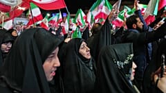 متظاهرون يحضرون تجمعًا مؤيدًا للحكومة في ساحة بطهران، إيران، الأحد 5 أبريل 2026.