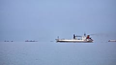 Barcos esperan en alta mar en el Estrecho de Ormuz frente a Khor Fakkan, Emiratos Árabes Unidos, miércoles 11 de marzo de 2026. 