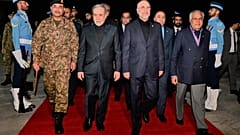 Il feldmaresciallo Asim Munir (sinistra) e il premier Ishaq Dar (destra) in Pakistan con gli inviati dell'Iran Mohammad Bagher Qalibaf e Abbas Araghchi (al centro) l'11 aprile