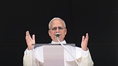 Papa XIV. Leo, Vatikan’daki Aziz Petrus Meydanı’nda Regina Coeli duasını okuyor.
