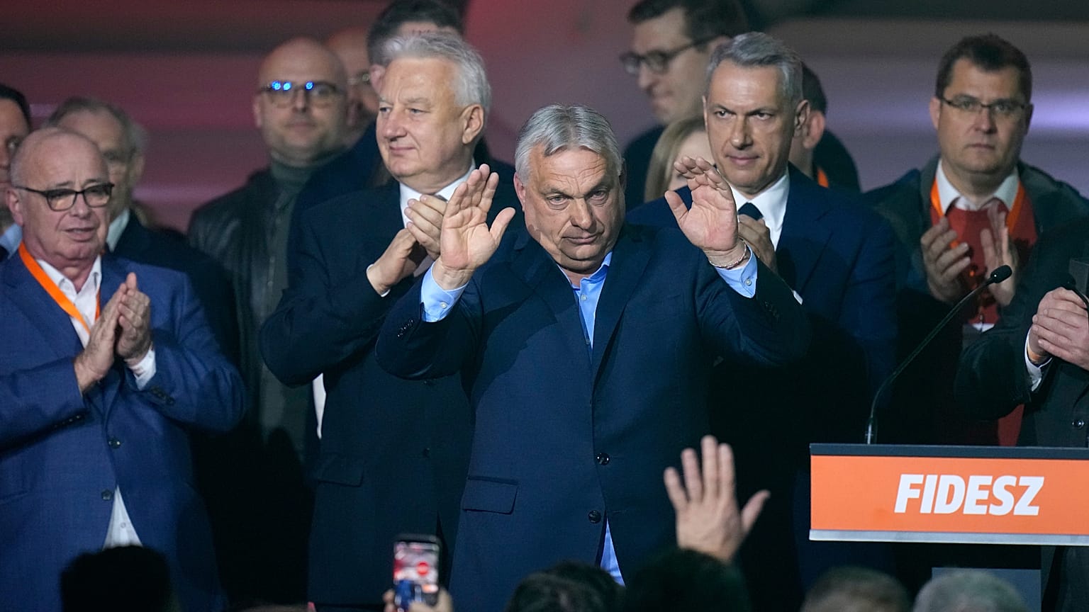 Viktor Orban uznaje porażkę i gratuluje swojemu politycznemu rywalowi Peterowi Magyarowi.