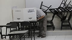Un ciudadano selecciona su voto.