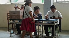 Egy nő szavaz a 2026. április 12-i, vasárnapi általános választásokon Limában, Peruban