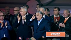رئيس الوزراء المجري فيكتور أوربان، في الوسط، محاطاً بفريقه، يتفاعل بعد الانتخابات البرلمانية في بودابست، المجر، الأحد 12 أبريل 2026.