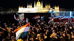 Anhänger von Péter Magyar, dem Oppositionspolitiker der Tisza-Partei, feiern nach der Parlamentswahl am Sonntag in Budapest, Ungarn.