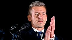 Peter Magyar, Vorsitzender der Oppositionspartei Tisza, spricht nach der Bekanntgabe der Teilergebnisse der Parlamentswahlen zu seinen Anhängern in Budapest, Ungarn