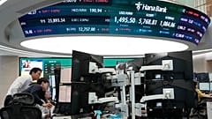 Devisenhändler verfolgen Kursbewegungen auf Monitoren im Devisenhandelsraum der Hana Bank-Zentrale in Seoul, Südkorea, am 13. April 2026.
