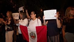Ein Schild mit der Aufschrift „Betrug“ bei einem Protest der Partei Renovación Popular vor der Nationalen Wahlbehörde in Lima.