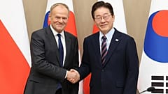 Der südkoreanische Präsident Lee Jae Myung, rechts, schüttelt dem polnischen Premierminister Donald Tusk am Montag, 13. April 2026, in Seoul die Hand.