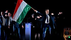 Peter Magyar, Vorsitzender der Oppositionspartei Tisza, schwenkt nach der Bekanntgabe der Teilergebnisse der Parlamentswahlen in Budapest die ungarische Flagge.