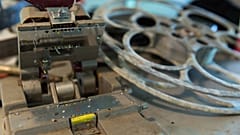 Una vieja máquina cortadora de carretes de película junto a un carrete vacío en el Starlite Drive-In Theater de Litchfield, Minnesota, el 29 de junio de 2018