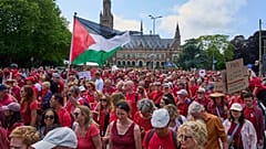 صورة أرشيفية- سار عشرات الآلاف من المتظاهرين الذين يرتدون اللون الأحمر أمام قصر السلام، في هولندا من اجل غزة