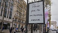 «So that you'll love me again», cientos de carteles invaden París con títulos de canciones de la cantante canadiense