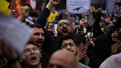 Seguidores de Hezbolá gritan consignas contra el primer ministro libanés, Nawaf Salam, durante una protesta frente al palacio de gobierno en Beirut, Líbano, el viernes 10 de abril de 2026.