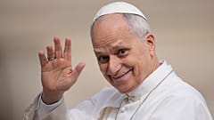 DATEI: Papst Leo XIV. kommt zu seiner wöchentlichen Generalaudienz auf dem Petersplatz im Vatikan an, 4. März 2026