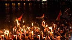 Anhänger von Peter Magyar, dem Oppositionspolitiker der Tisza-Partei, feiern nach der Parlamentswahl in Budapest, Ungarn, am zwölften April 2026.