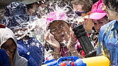 Beim Songkran-Wasserfest feiern Menschen das thailändische Neujahr.