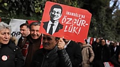 Πανό με την ένδειξη "Ελευθερία για τον Ιμάμογλου" ξεδιπλώνεται από υποστηρικτές που έχουν συγκεντρωθεί στις φυλακές Silivri, όπου κρατείται ο Ekrem İmamoğlu, ο οποίος δικάζεται για κατηγορίες διαφθοράς, 9 Μαρτίου 2026.