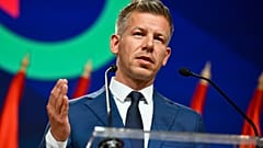 Peter Magyar gestikuliert bei einem Gespräch mit Medienvertretern in Budapest, Ungarn, am Montag, dem 13. April 2026.