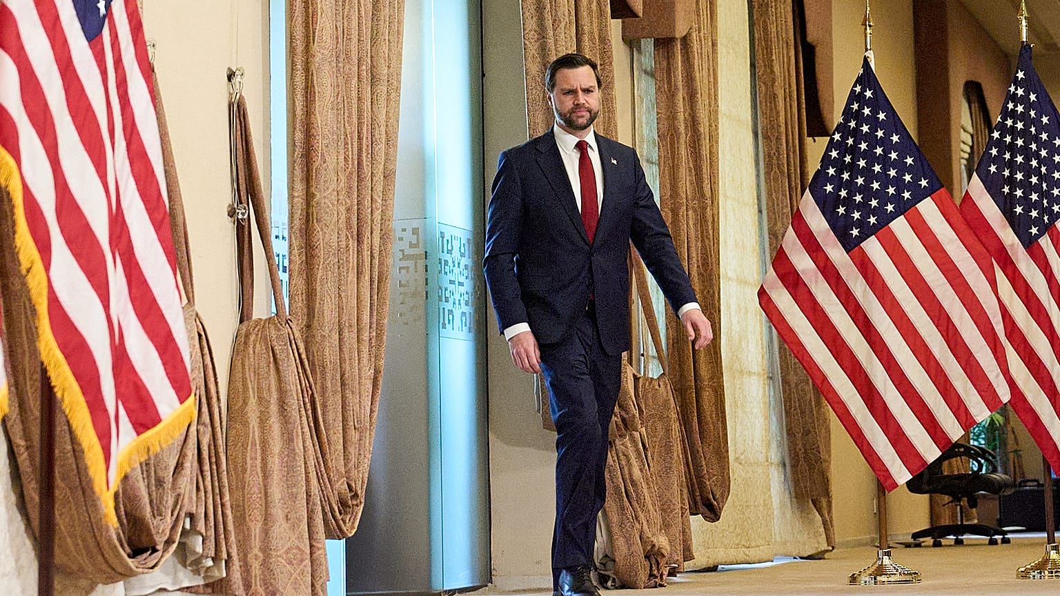 وصل نائب الرئيس الأمريكي جيه دي فانس إلى إسلام آباد يوم الأحد 12 أبريل/نيسان 2026، ليلقي كلمة في مؤتمر صحفي بعد لقائه بممثلين عن باكستان وإيران.